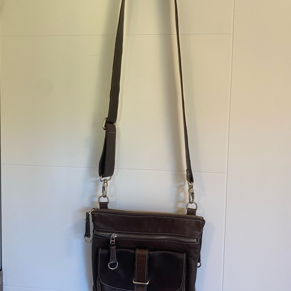 Roots Canada - genuine leather Tribe- cross body -nearly new